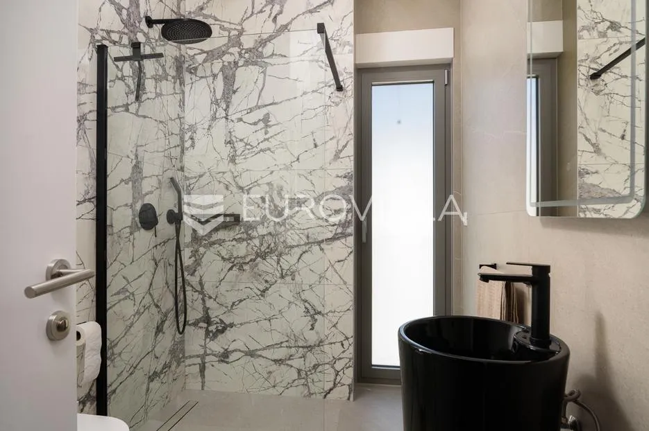 trogir, čiovo, luksuzan penthouse sa krovnom terasom i bazenom - slika 14