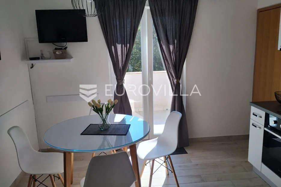 starigrad, tribanj, prostrana kuća s pogledom na more i šest apartmana - slika 26
