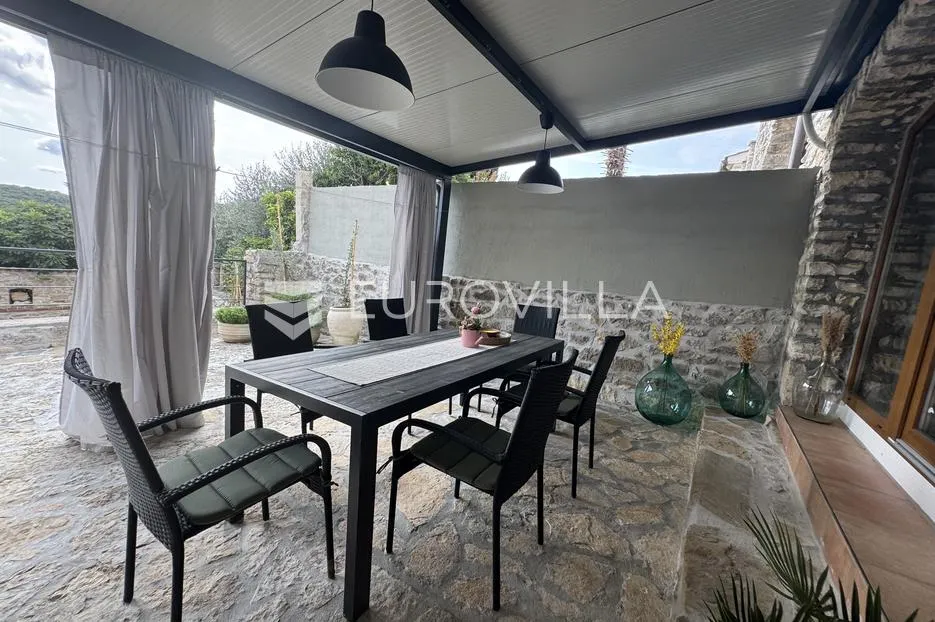 istra, vižinada, obiteljska autohtona renovirana kuća 150m2 u nizu s dvorištem - slika 24