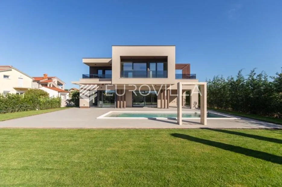 Fažana, moderna vila 275 m² na velikoj besprijekornoj okućnici s grijanim bazenom - Galižana, Vodnjan