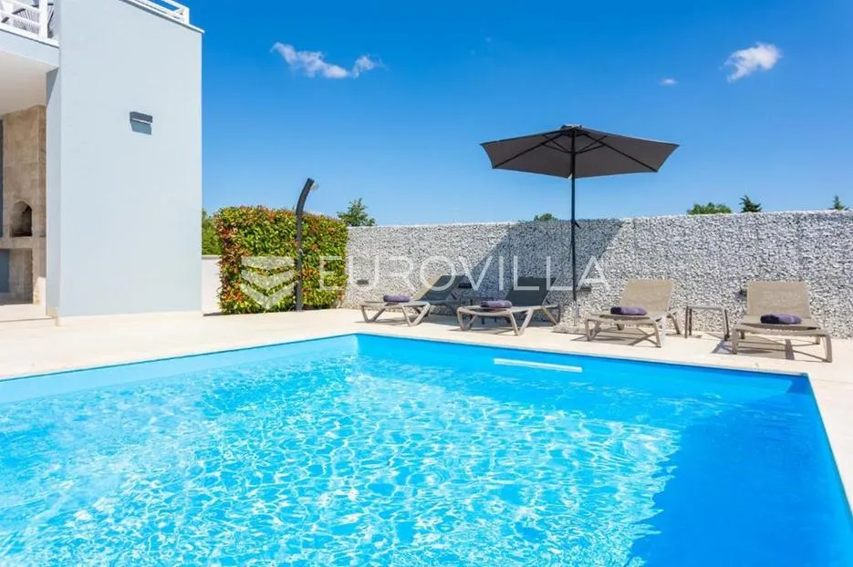 istra, svetvinčenat, moderna i elegantna vila 230 m², na uređenoj okućnici - slika 8