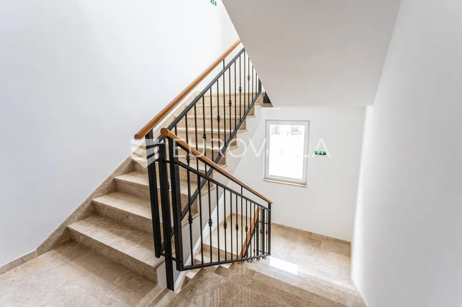 makarska, uređen namješten stan 64,3 m² u novogradnji s pogledom na more - slika 23