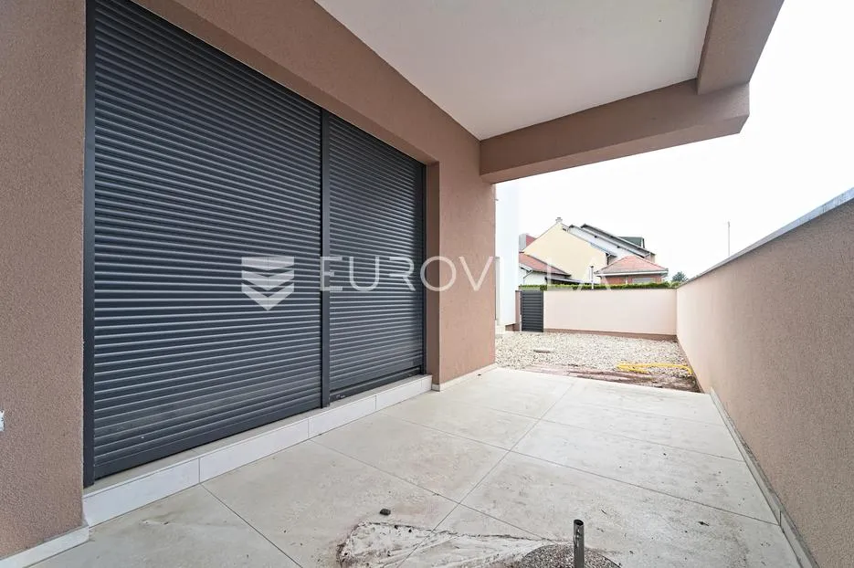 osijek, retfala, završen četverosoban stan sa dvorištem od 50 m² - slika 19
