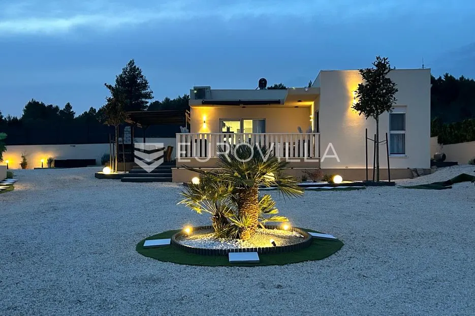 šibenik, bilice, moderna prizemnica s dvorištem - slika 22