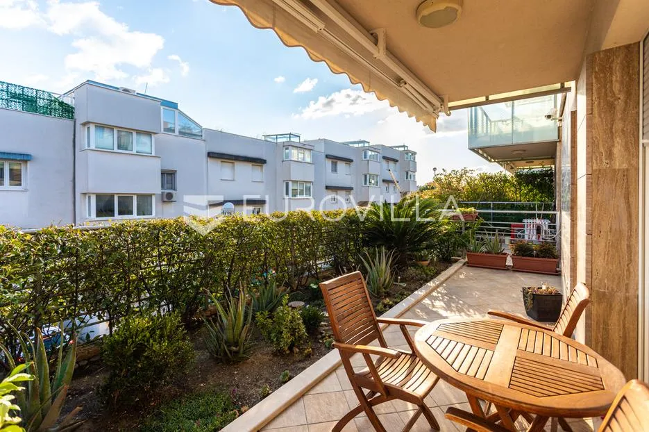 split, pazdigrad, prostran dvosoban stan 142 m² s garažom i uređenim dvorištem - slika 19