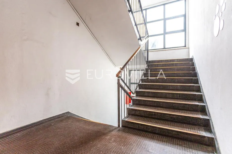 split, zvonimirova ulica, prostran ured 162 m² - slika 13