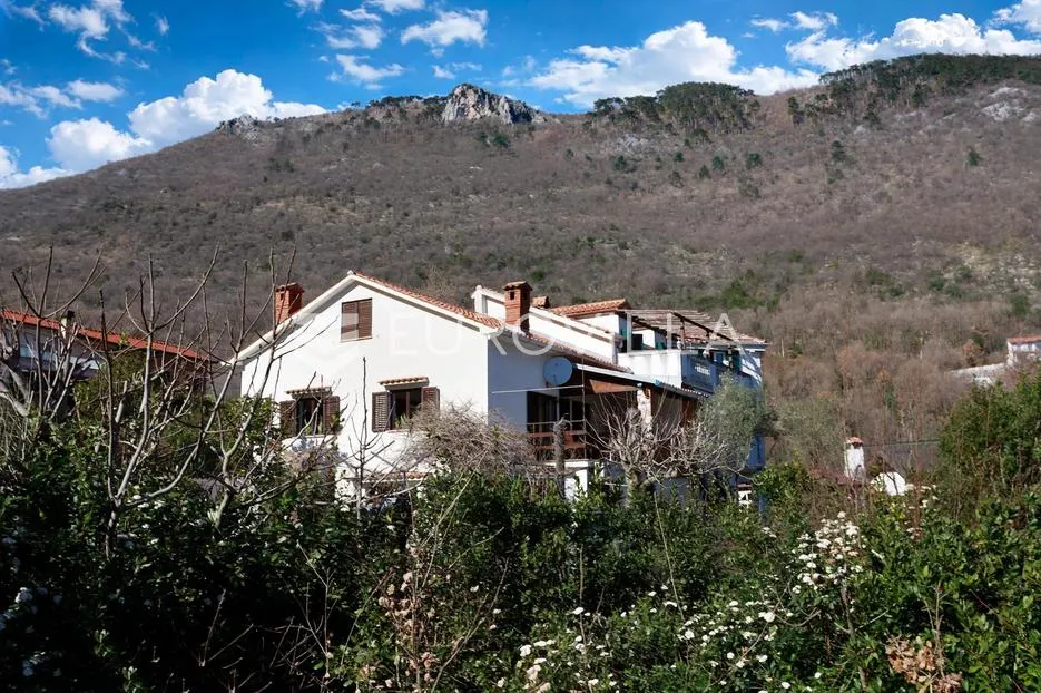 Mošćenička draga, prostrana nekretnina sa 7 etažiranih jedinica, na parceli od 893 m²