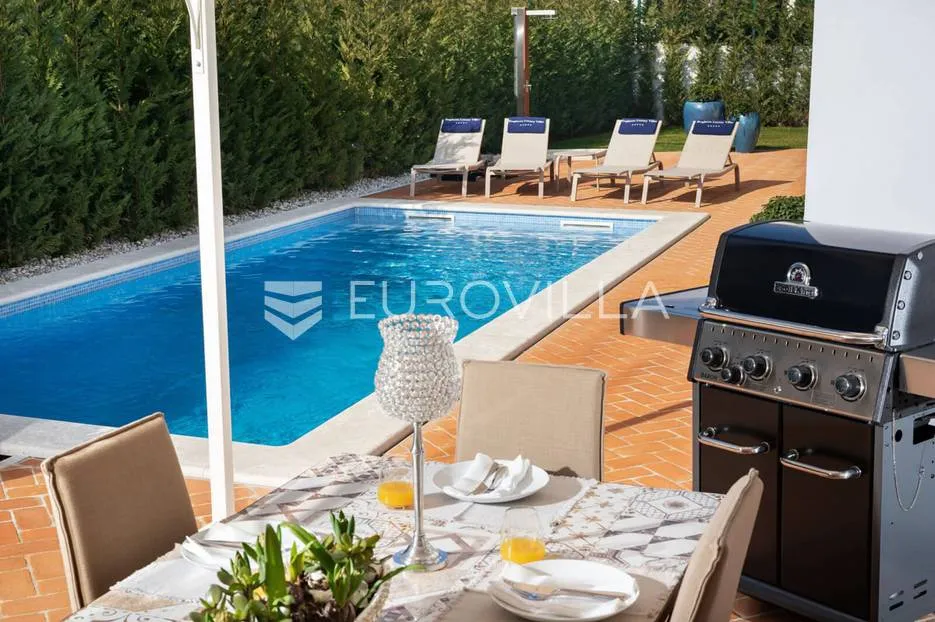 vabriga, raskošna vila od 302 m2 sa prekrasnim vrtom - slika 8