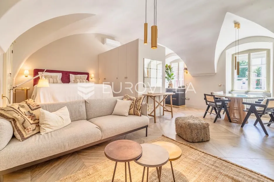 Zagreb, Gornji grad, palača Zrinski, luksuzan jednosoban stan 38 m² s terasom