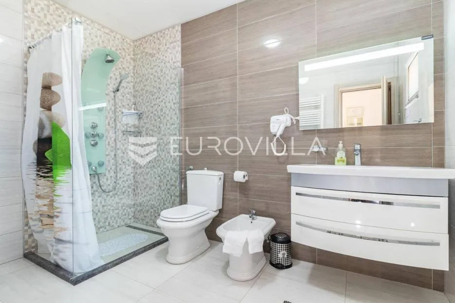 medulin, trosoban stan sa bazenom, privatni parking, neto korisna površina 80 m² - slika 12
