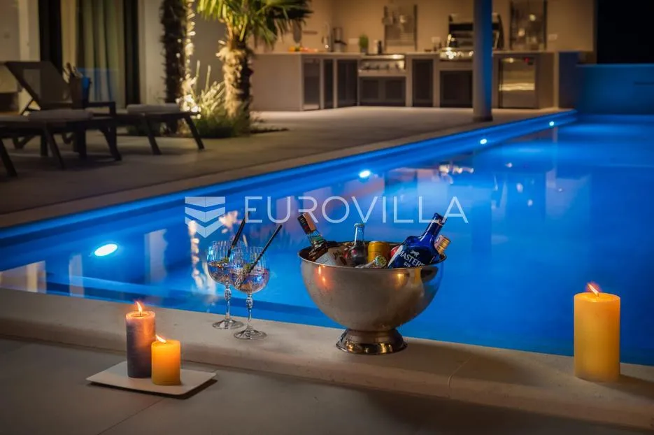 vodice, moderna vila s bazenom i pogledom na more, 332,92 m² - slika 47