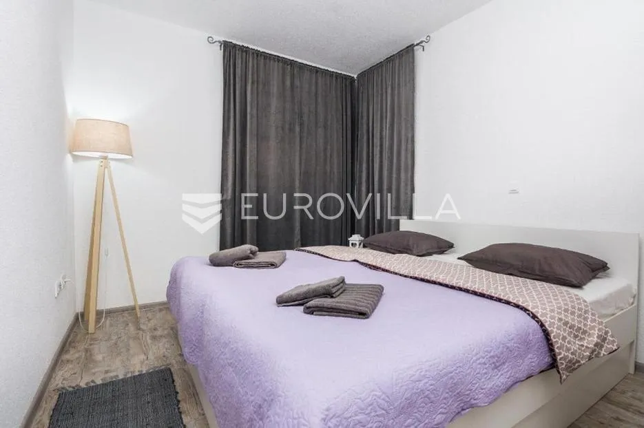vir, stambeno poslovna zgrada u samom centru otoka 2 apartmana na 1. katu - slika 25