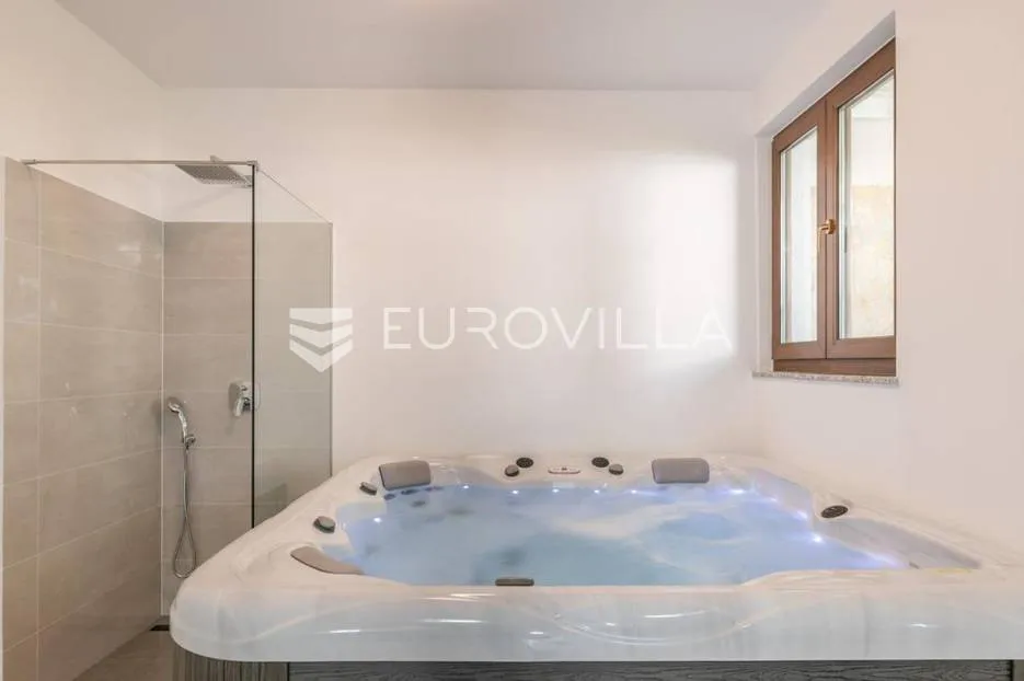 pula, apartmanska kuća s bazenom na uređenoj okućnici, 350 m od mora - slika 12