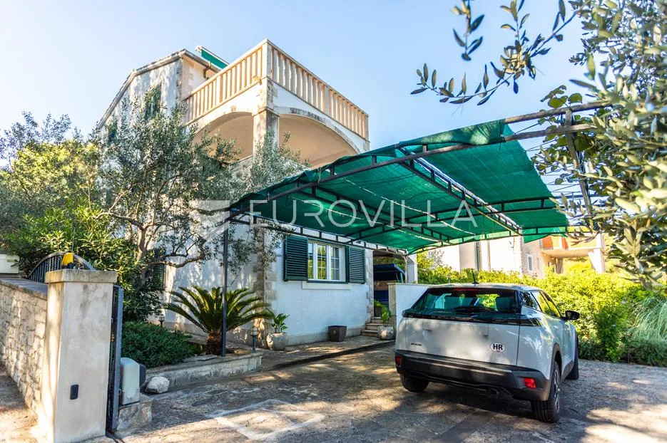 brač, supetar, kuća ukupne površine 372 m² na zemljištu površine 411 m² - slika 35