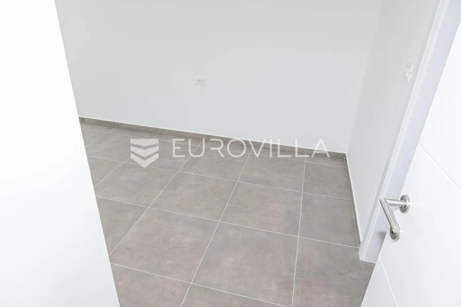 vodice, moderna kuća u nizu s bazenom i privatnim vrtom, c2 - slika 9