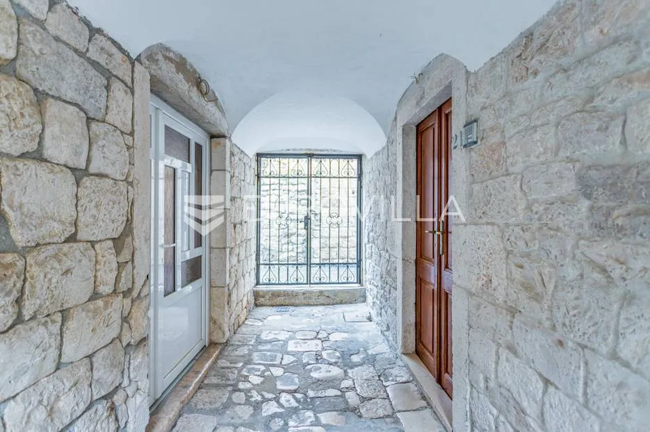 trogir, autohtona kamena kuća s pogledom na more - slika 39