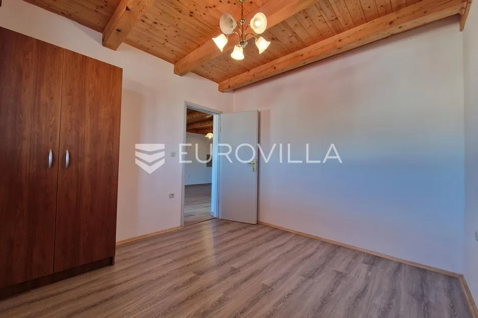 vir, 120 m od plaže, trosobni renovirani apartman s pogledom na more - slika 25