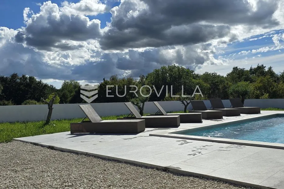 istra, svetvinčenat, moderna vila s bazenom i pogledom na prirodu - slika 9