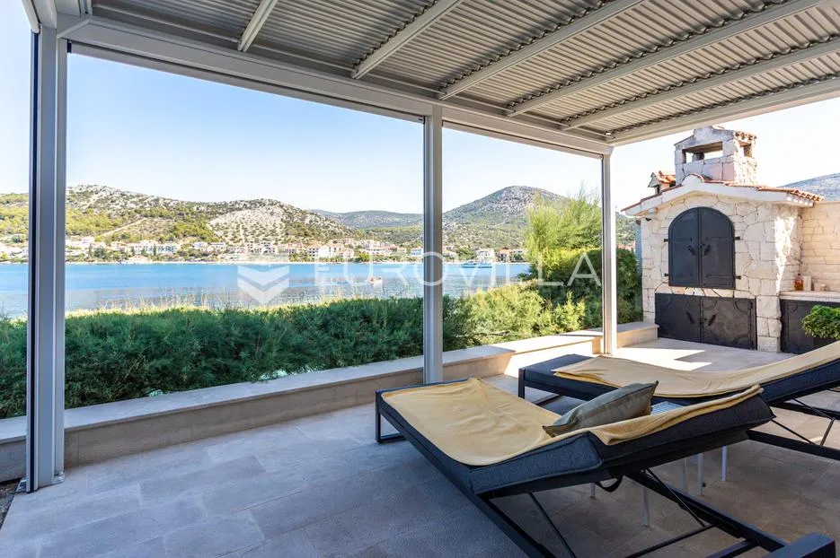 trogir, seget vranjica prekrasna kuća prvi red do mora - slika 5