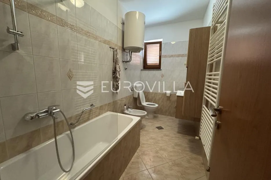istra, valbandon, najam obiteljske kuće 180m2 s predivnom okućnicom - slika 14
