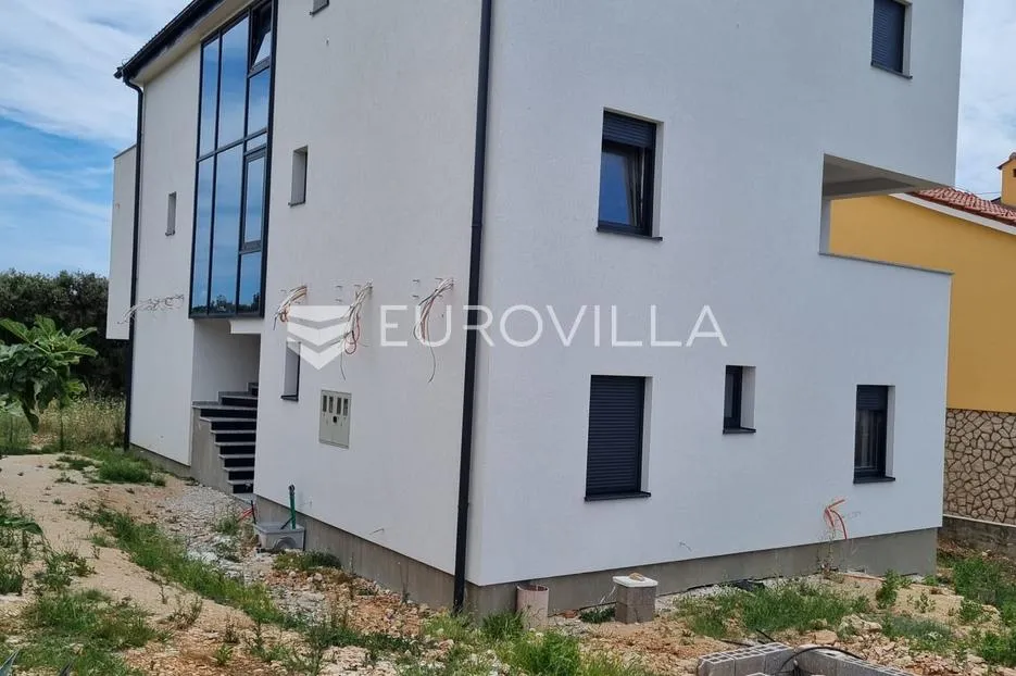 pag, mandre, trosoban stan 110 m² u novogradnji s bazenom u vrtu blizu mora - slika 15