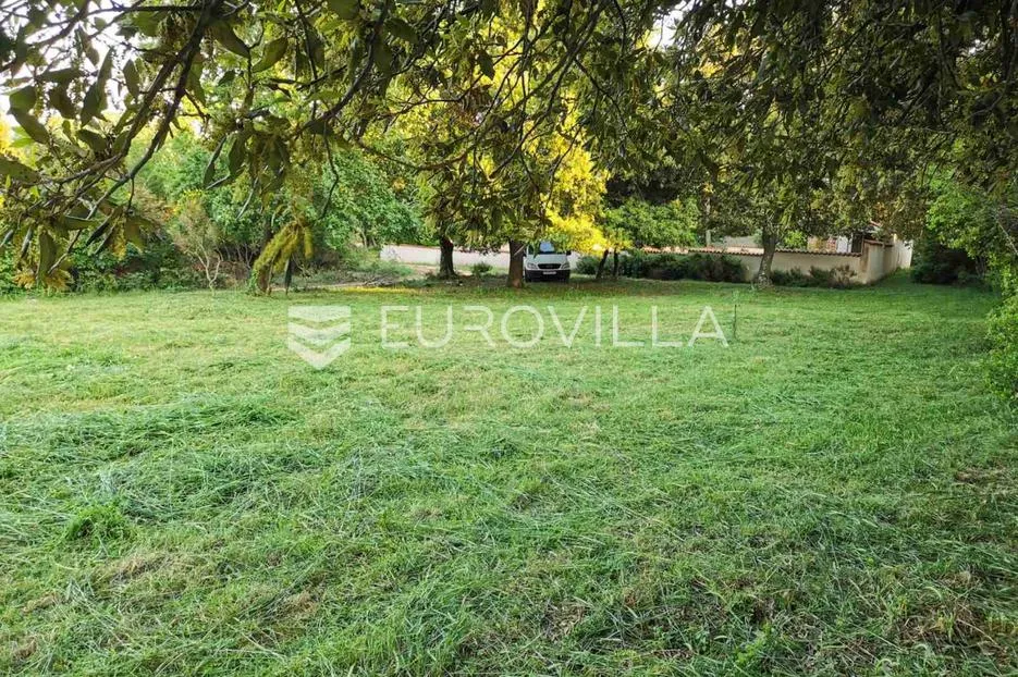ližnjan, veliko građevinsko zemljište 1100 m2 u širem centru mjesta - slika 3
