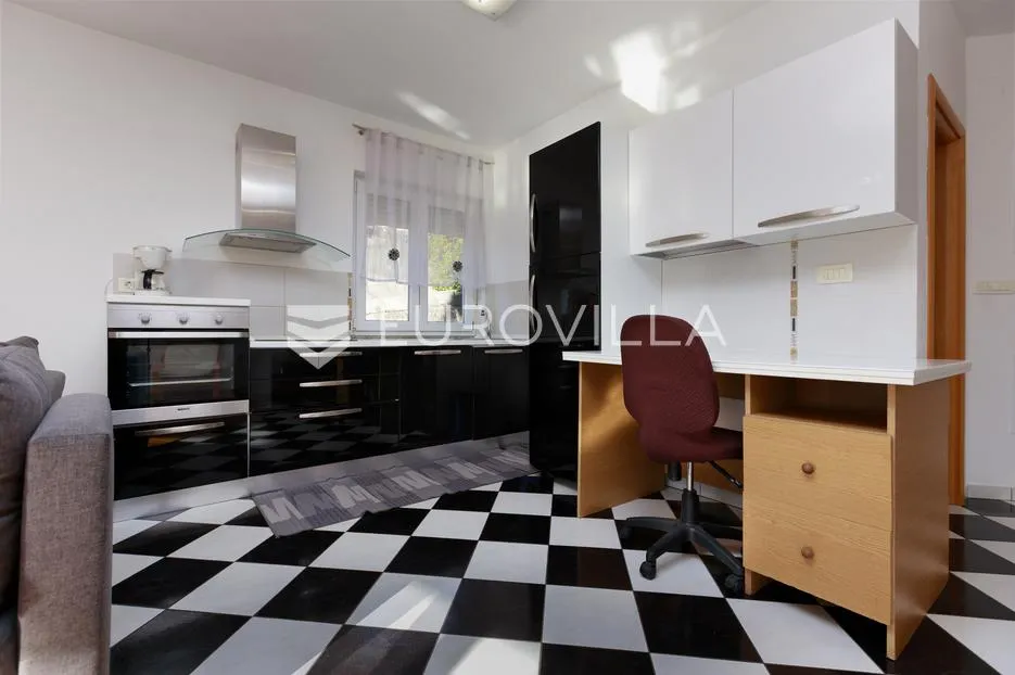 Kastav, Brestovice, četverosoban stan 110 m² s balkonom i otvorenim pogledom na more