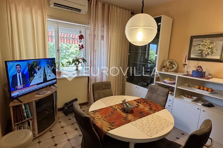 pula, centar, dvosoban stan na traženoj lokaciji s dva balkona - slika 9