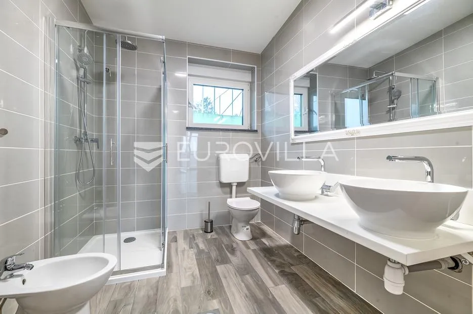sveti ivan zelina, prekrasna dvojna kuća površine 385 m² - slika 16