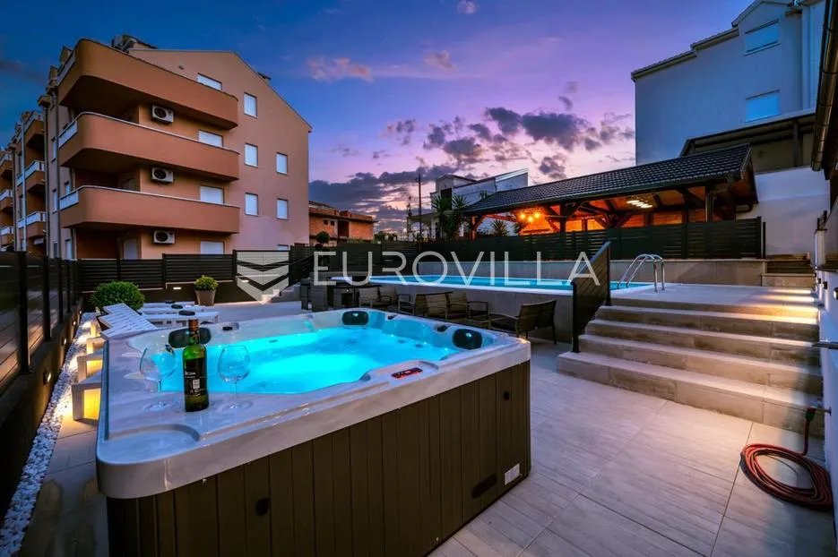 čiovo, okrug, vila sa šest apartmanski jedinica i bazenom - slika 6
