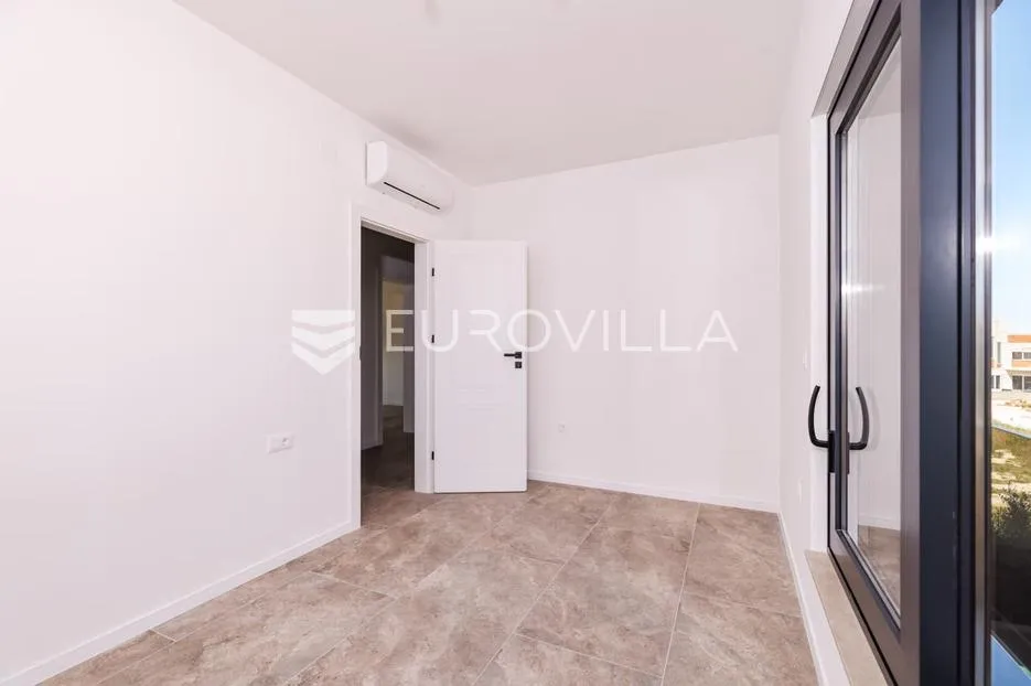 zadar, privlaka, trosoban stan na prvom katu s pogledom na more 110,22 m² - slika 4