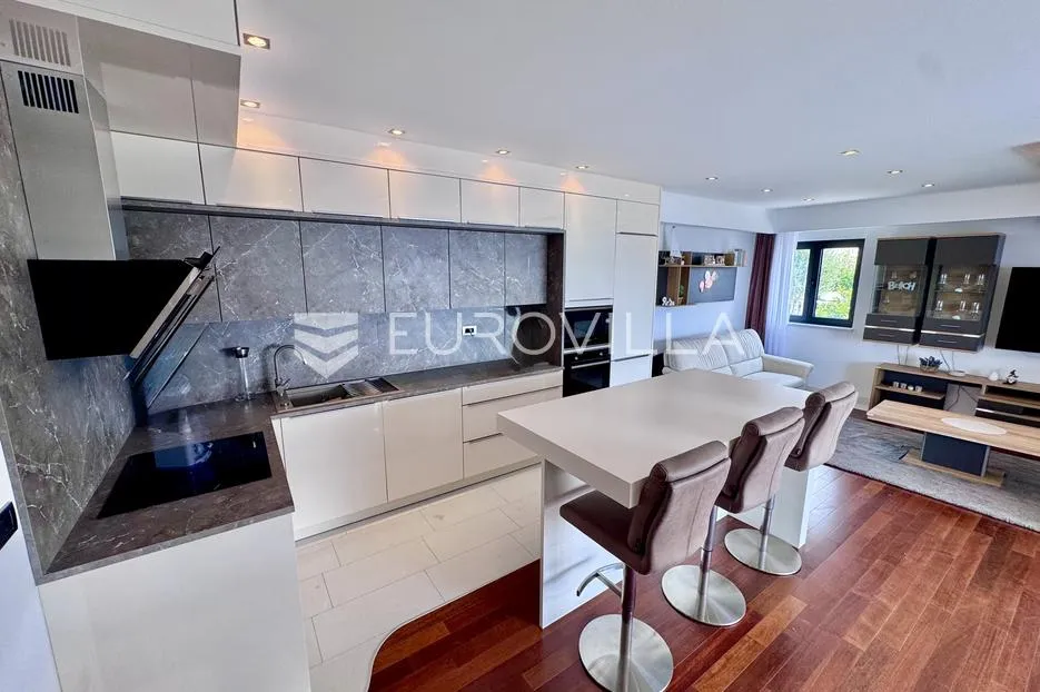 crikvenica, ekskluzivan trosoban stan 102,61 m², samo 50 m do mora, pogled na more - slika 7