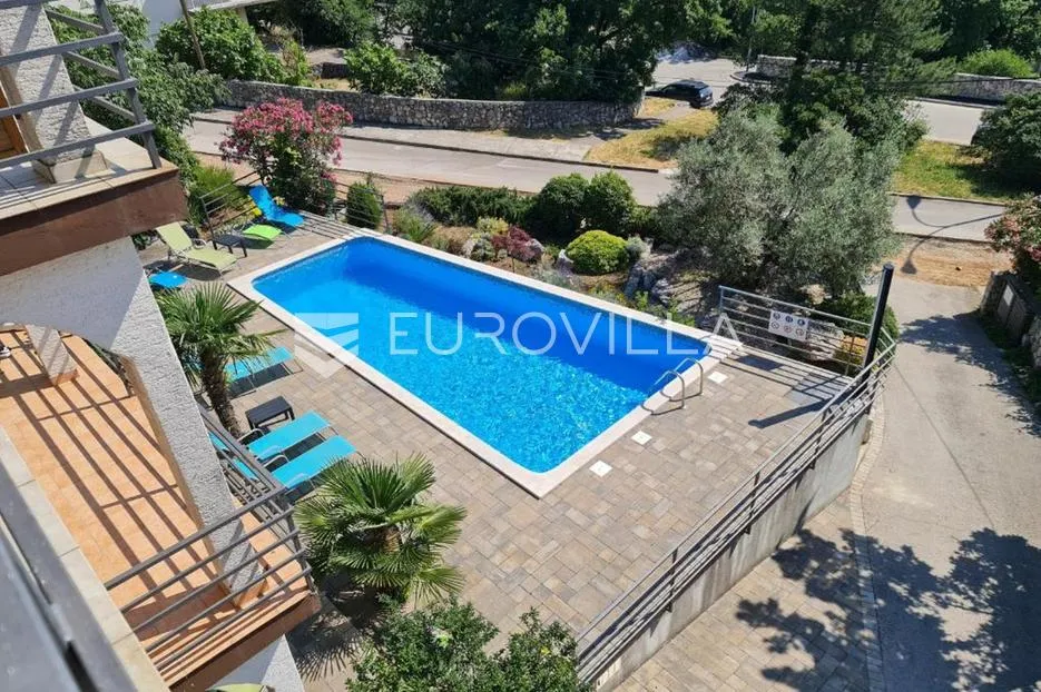 Crikvenica, kuća s 8 apartmana i bazenom, 500 m od mora, izvrsna investicija