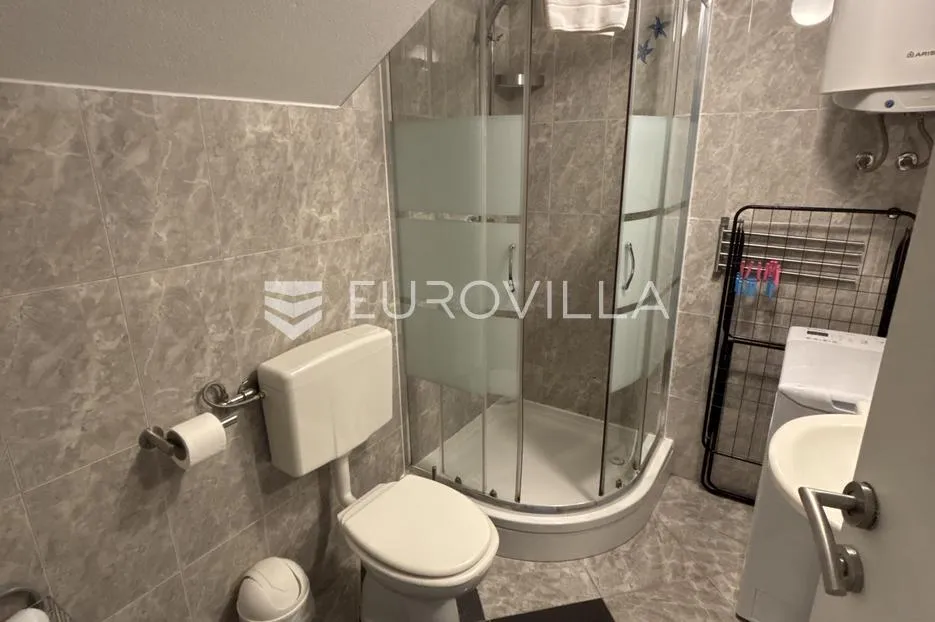 istra, medulin, apartmanska kuća sa tri stana na mirnoj lokaciji - slika 10