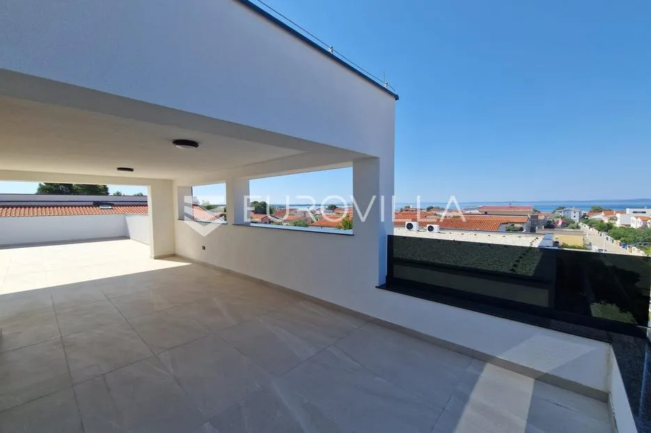 vir, trosobni apartman s krovnom terasom, pogled na more i okolicu - slika 10