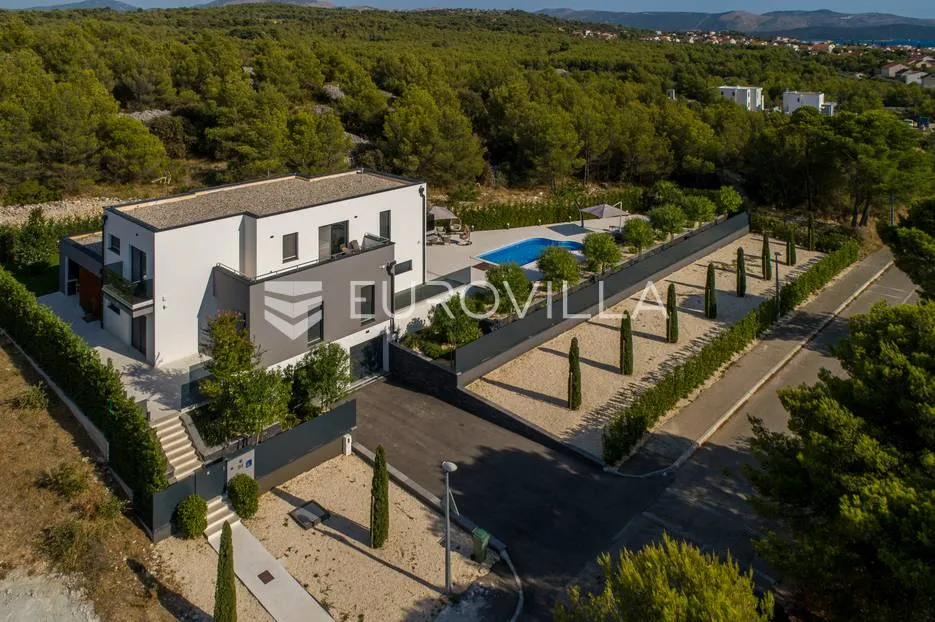šibenik, vila s bazenom, saunom i vrtom dostupna od kolovoza - slika 6
