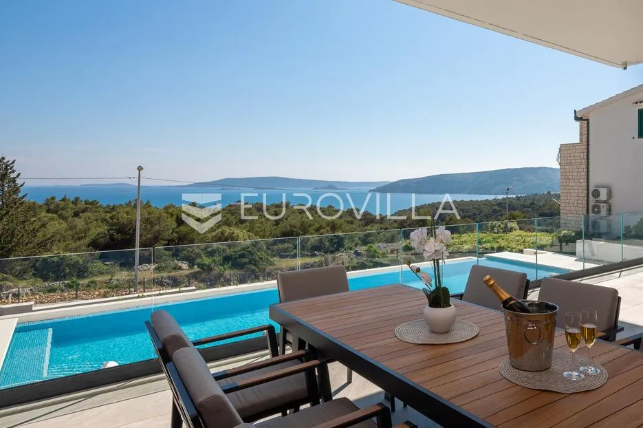 trogir, seget, luksuzna vila s bazenom i predivnim pogledom na šumu, more i otoke - slika 4