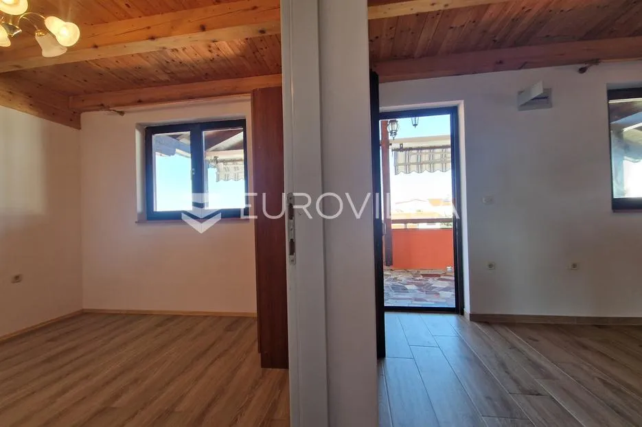 vir, 120 m od plaže, trosobni renovirani apartman s pogledom na more - slika 20