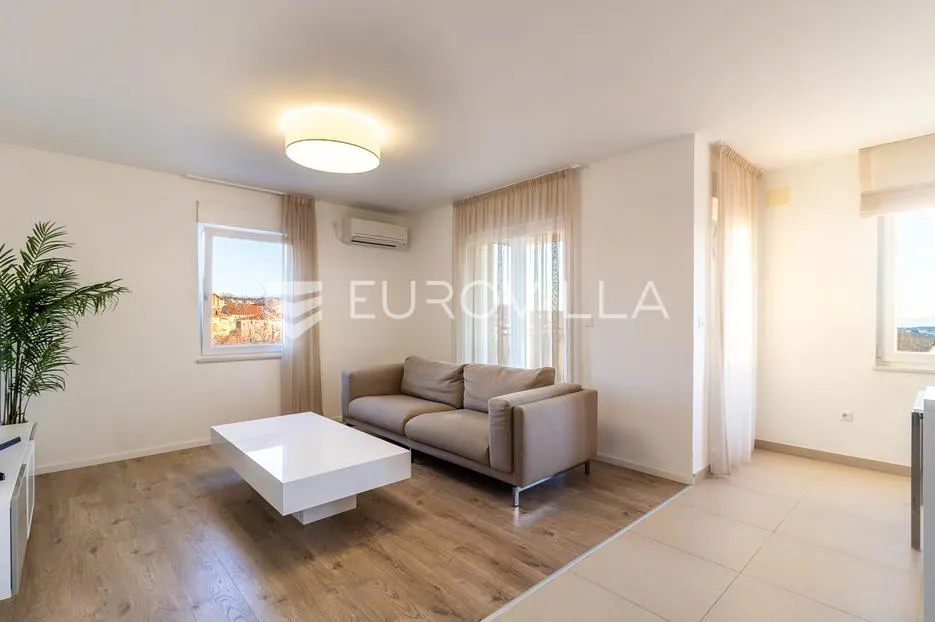 rijeka, marčelji, novouređen trosoban stan s pogledom na more i bazenom nkp 85 m2 - slika 1