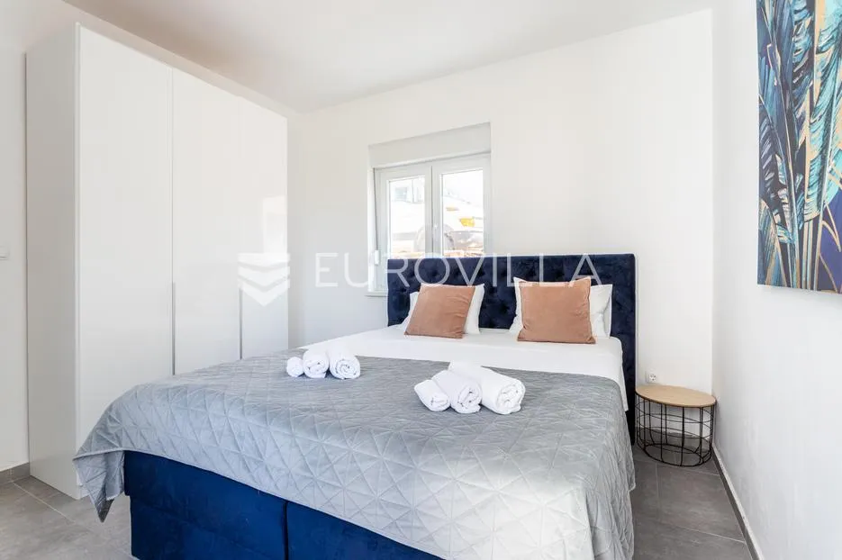 rogoznica, zečevo, kuća s 4 stana i podrumom, 366,81 m² - slika 11
