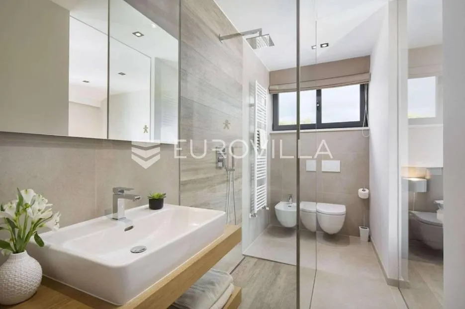višnjan, prekrasno raspoređena vila okružena zelenilom, nkp 242 m2, na velikoj uređenoj okućnici - slika 21