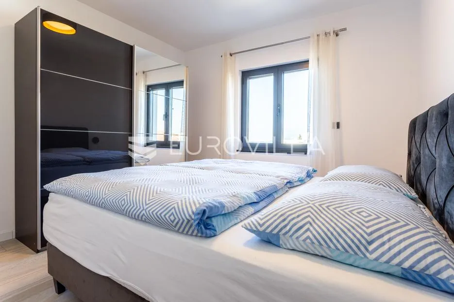 vodice, srima prekrasan penthouse, 50 metara od mora - slika 10