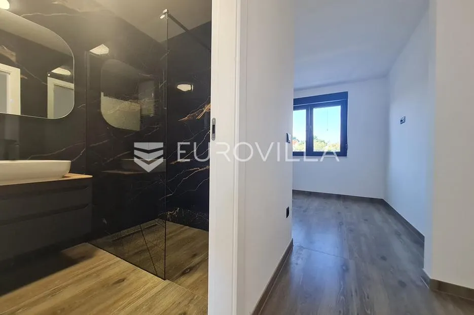 vir, luksuzan apartman s 3 spavaće sobe, prvi red do mora, centar otoka - slika 13