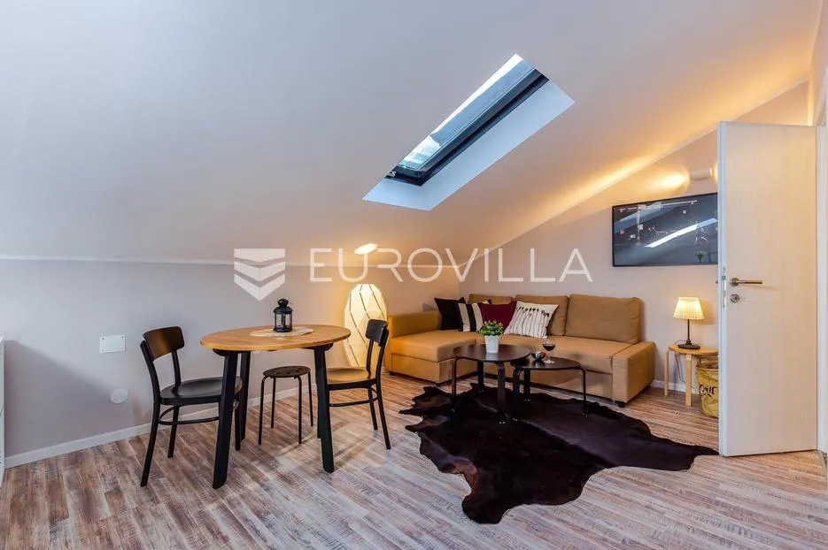rijeka, centar, novouređen dvoetaži stan nkp 125 m2 s četiri apartmana - slika 17