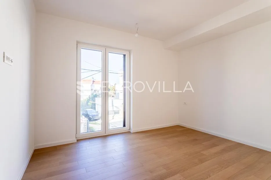 vodice, novogradnja, prostran stan u centru mjesta, 119,95 m² - slika 11