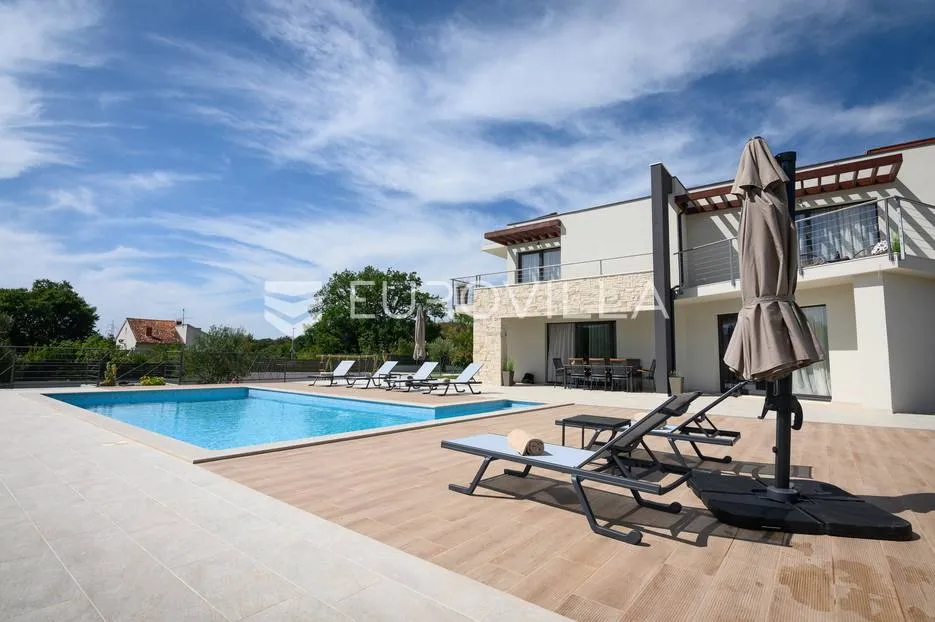 šibenik, prekrasna villa s bazenom i košarkaškim igralištem - slika 11