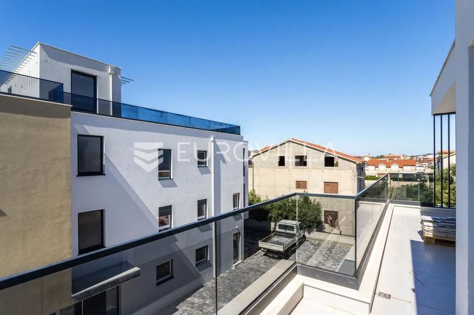 vodice, trosoban stan s krovnom terasom - slika 14