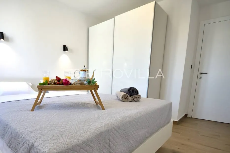 vodice, prekrasna vila s apartmanima - slika 6