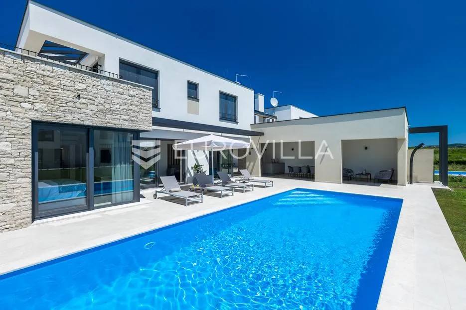 istra, brtonigla, moderna vila s bazenom i jacuzzijem - slika 13
