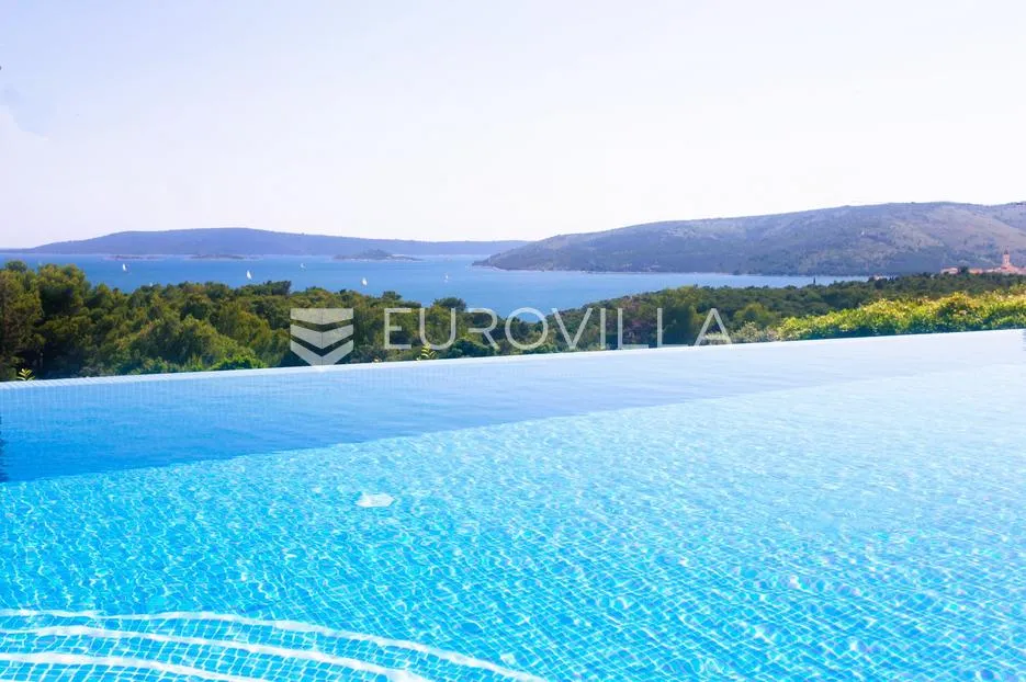 trogir, seget, luksuzna vila s bazenom i predivnim pogledom na šumu, more i otoke - slika 38